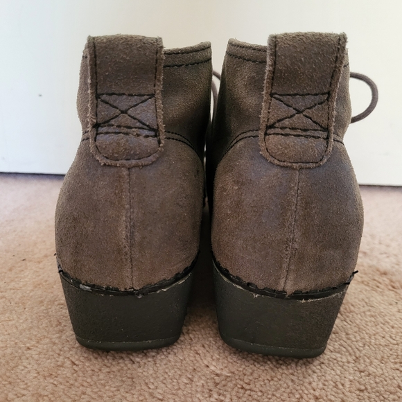 EUC Dansko Lace Up Suede Wedge Ankle Boots - size 38 - metallic blue/grey - Picture 4 of 8